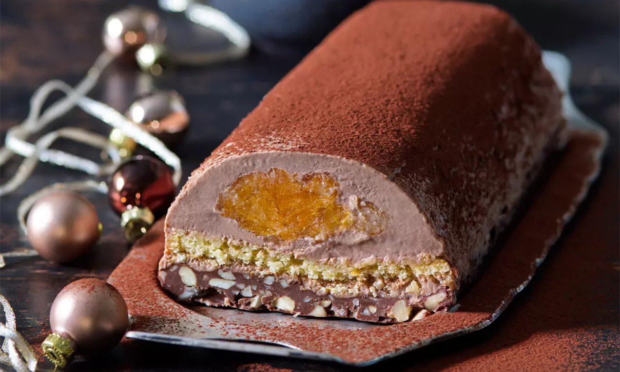 Čokoládové poleno s jemnou kakaovou vrstvou, plnené vrstveným krémom, piškótou a šťavnatou mandarínkovou náplňou, na plechu s vianočnými ozdobami
